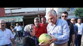 Sıcaktan bunalanlara bedava karpuz