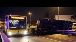 TIR, metrobüs yoluna girdi: 3 yaralı