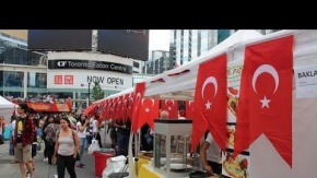 Toronto meydanında dönerli halaylı Türk Festivali