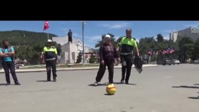 Trafik Polislerinden Sarhoş Gözlüğüyle Penaltı Atışı Uygulaması