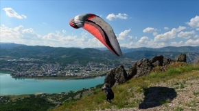 Tunceli semaları paraşütlerle renkleniyor