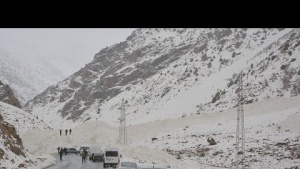 Van-Çatak karayoluna düşen çığ böyle görüntülendi