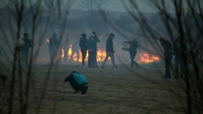 Yunanistan, sığınmacılara gaz bombası ve tazyikli suyla müdahale etti